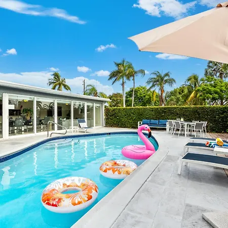 Near Beach Private Pool King Bed